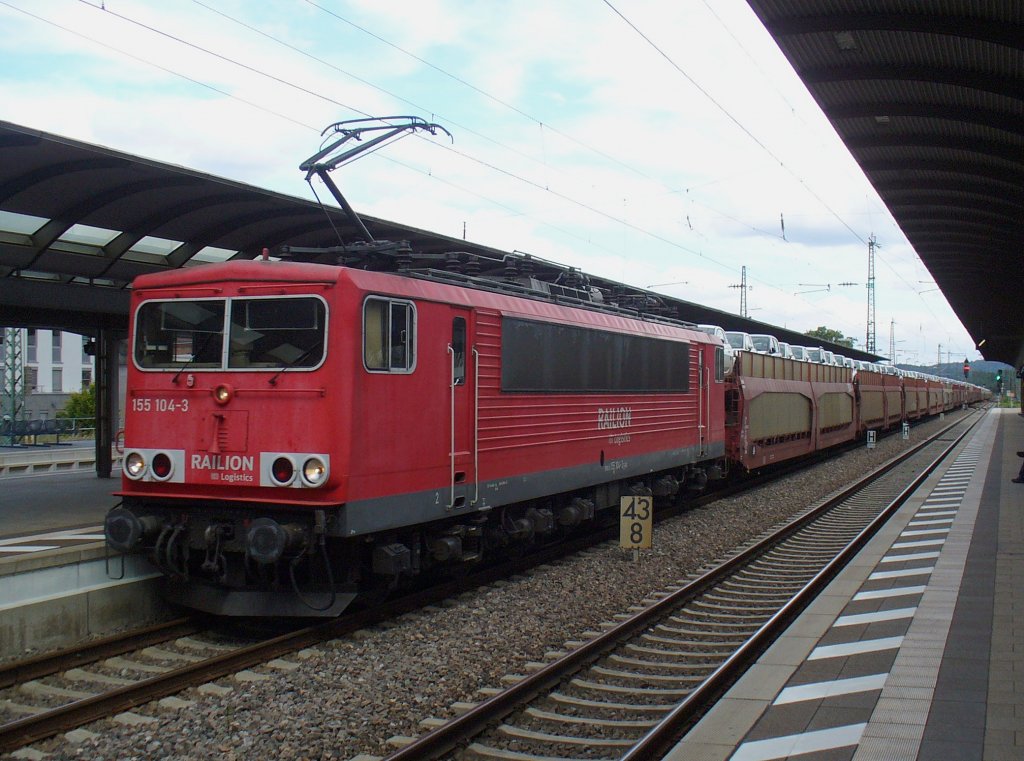 155 104-3 zieht einen Autozug am 29.08.2011 durch Kaiserslautern Hbf