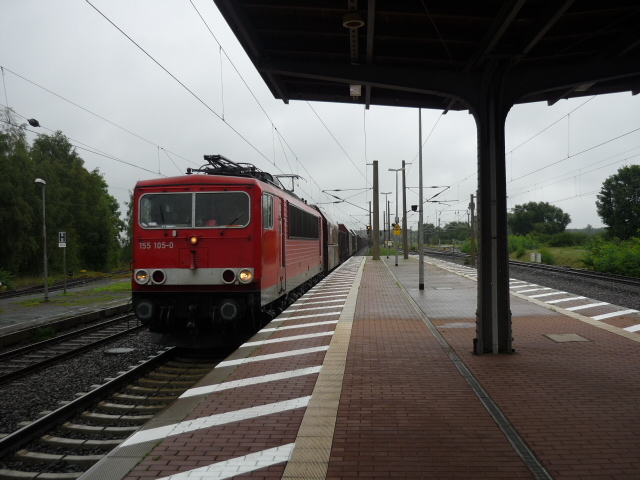 155 105-0 durchfhrt den Bahnhof Gifhorn mit einem gemischten Gterzug.

