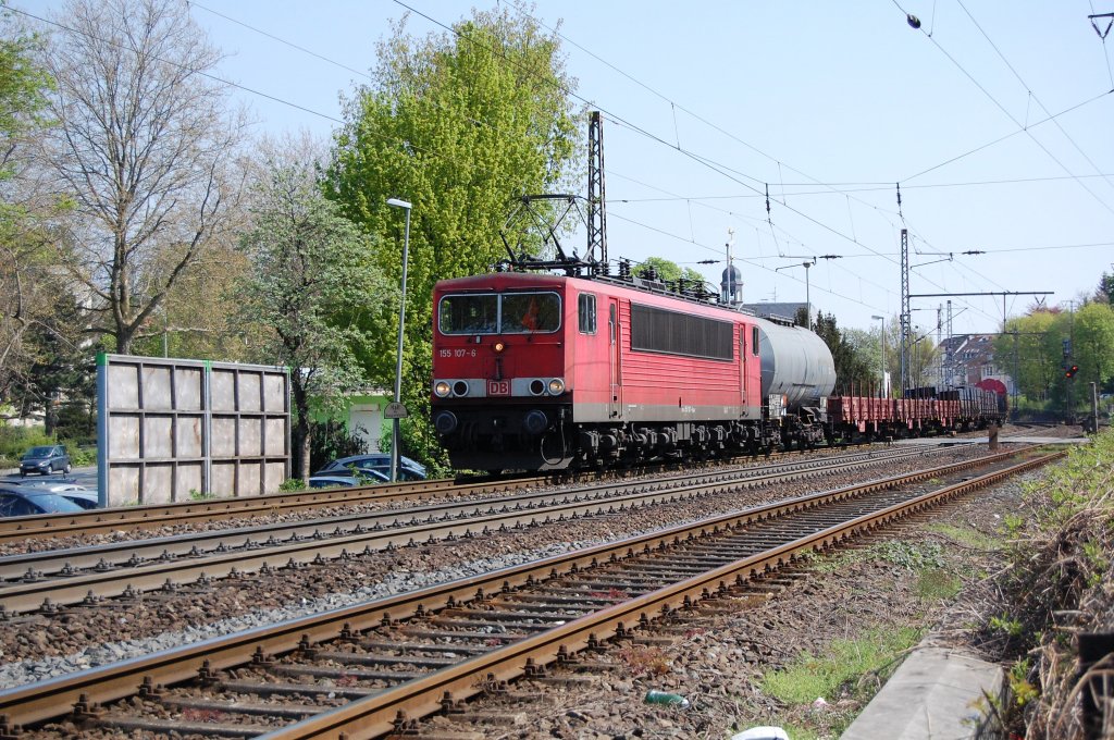 155 107-6 mit einem auf der Relation Hameln - Altenbeken - Hamm umgeleitetem Gemischtwarenladen, am Liboriberg in Paderborn, 18.04.2011.