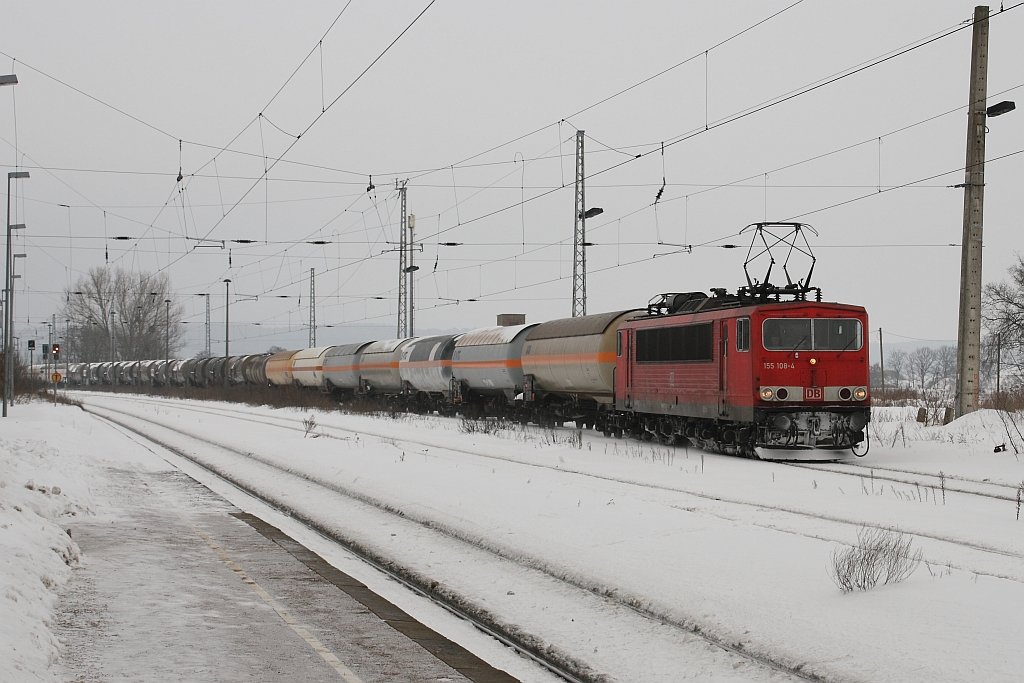155 108-4 mit Kesselwagen aus Stendell kommend am 15.02.2010 in Passow
