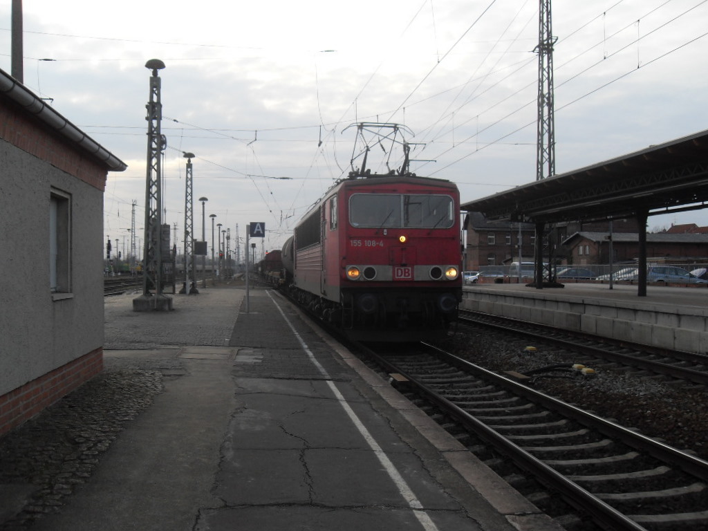 155 108 mit einem G�terzug am 13.03.2011 durch Stendal.