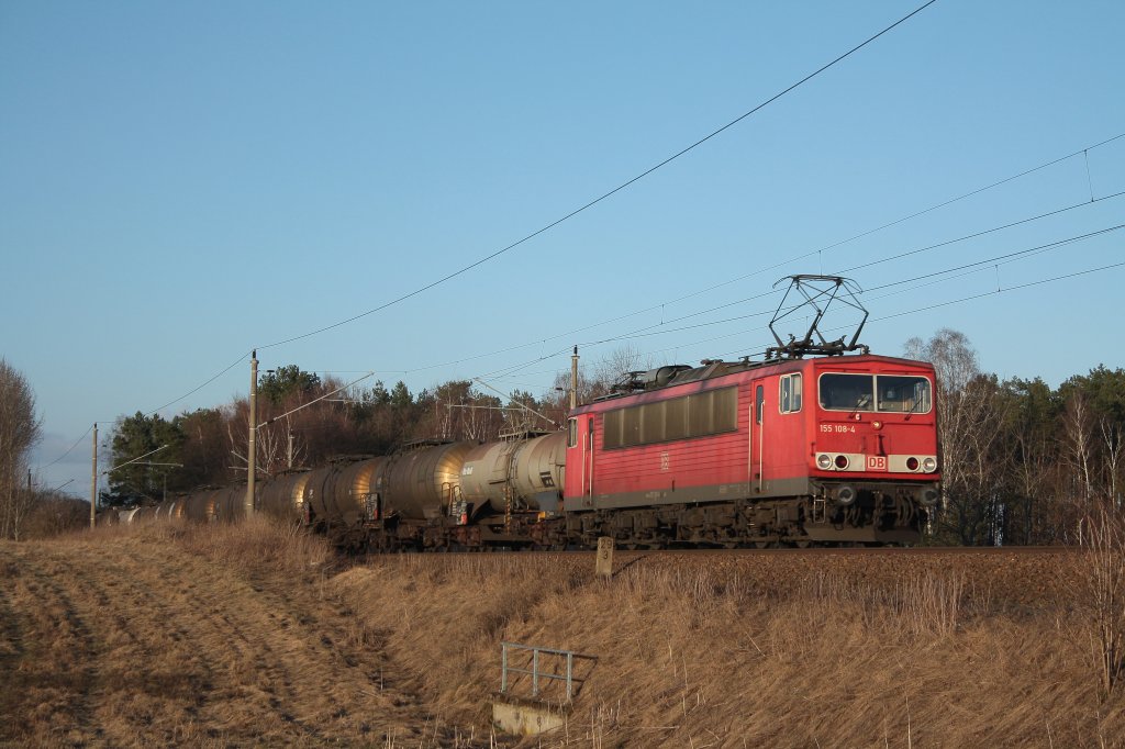 155 108 mit einem Gterzug zwischen Biesenthal und Rdnitz am 20.03.2011.