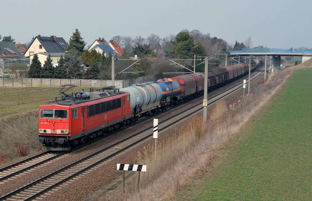 155 108 zog einen gemischten Gterzug am 09.04.13 durch Zschortau Richtung Leipzig.