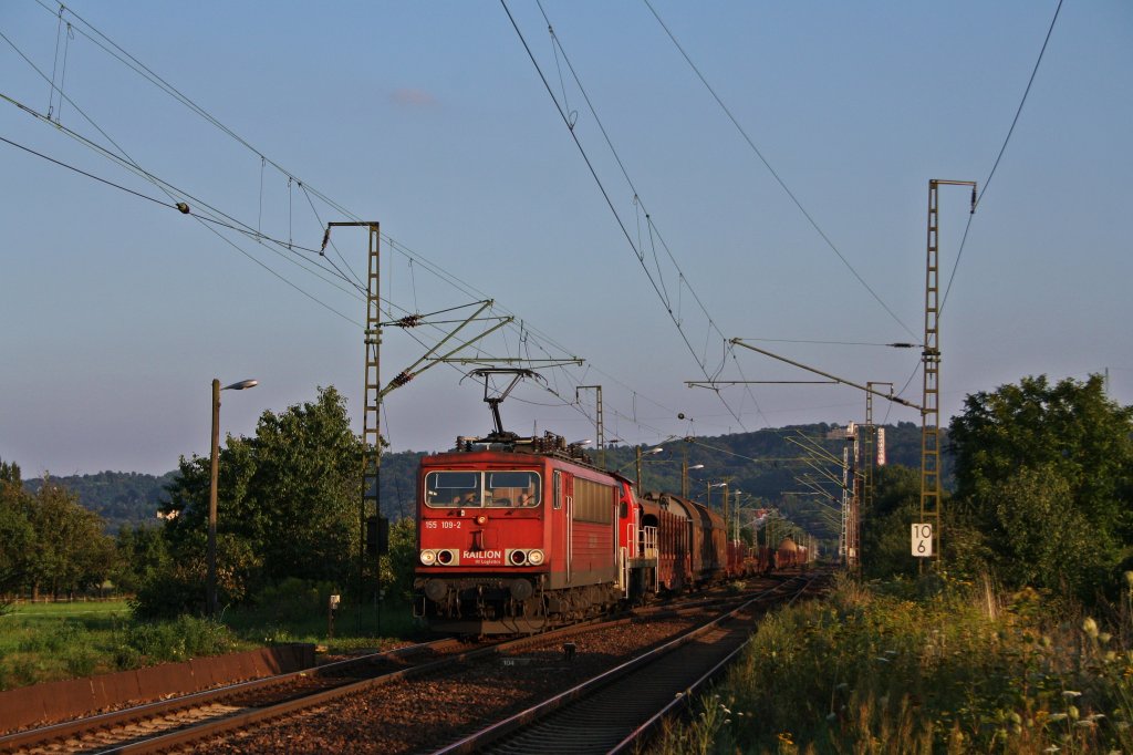 155 109-2 und 294 663-0 im Schlepp durchfahren am 02.08.'11 den Hp. Radebeul-Naundorf mit einem gemischten Gterzug