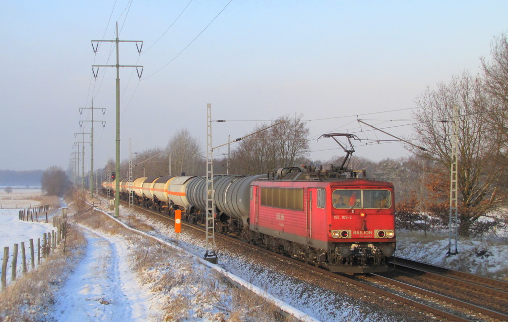 155 109-2 kommt hier mit einem Kesselzug durch Diedersdorf gefahren. 03.02.2012