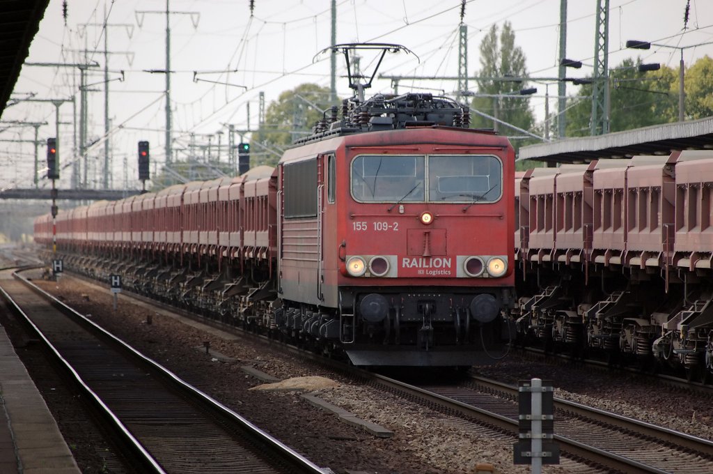 155 109-2 mit Sand beladenen Waggons des Typs Fans in Berlin Schnefeld.29.06.2010