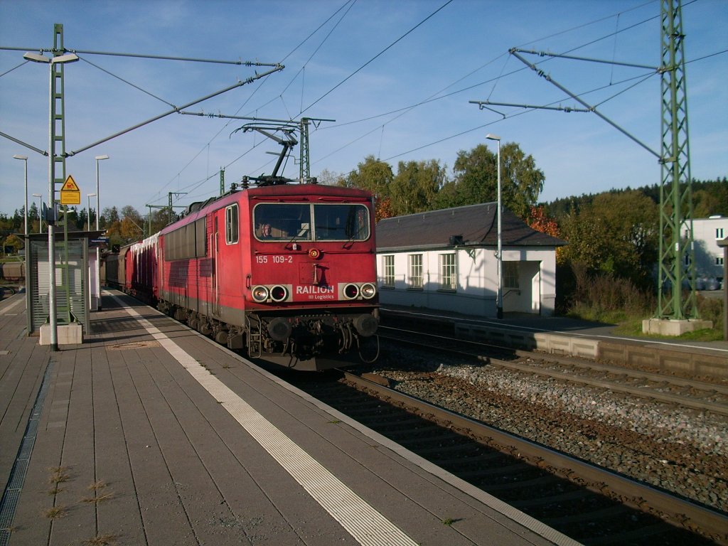 155 109-2 Railion trifft am 14.10.2011 mit einem gemischten Gterzug im Bahnhof Steinbach am Wald auf der Frankenwaldbahn ein. 