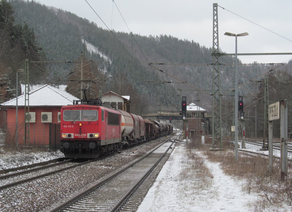 155 110-0 zieht am 06. Februar 2013 den EZ 51504 durch Probstzella.