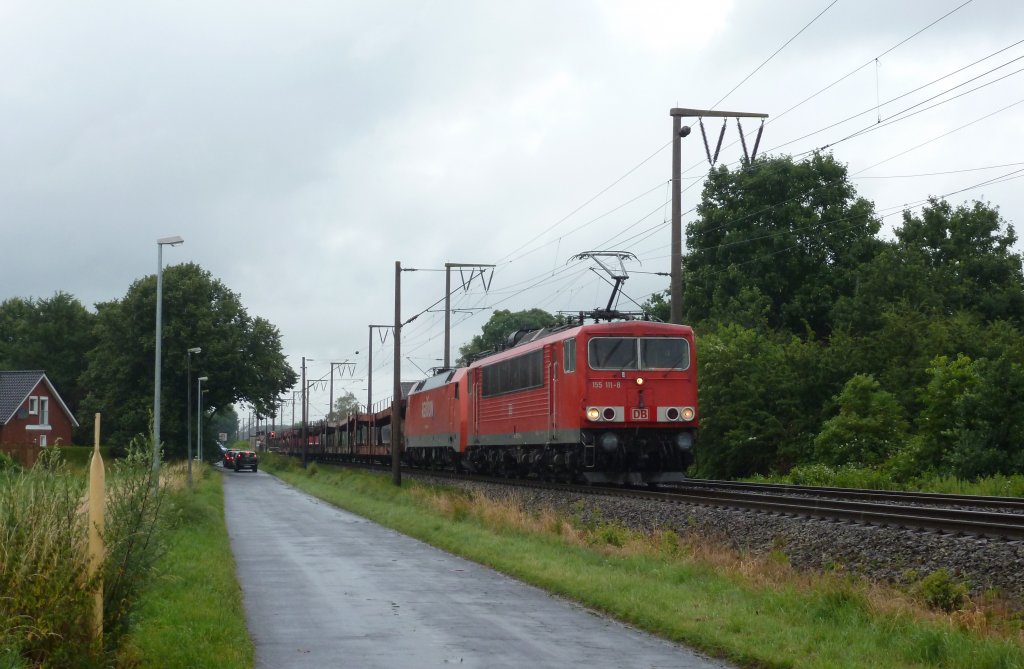 155 111-8 fuhr am 13.07.2012 mit eienr 152 im Schlepp und einem Gterzug von Emden nach Osnabrck, hier in Leer.