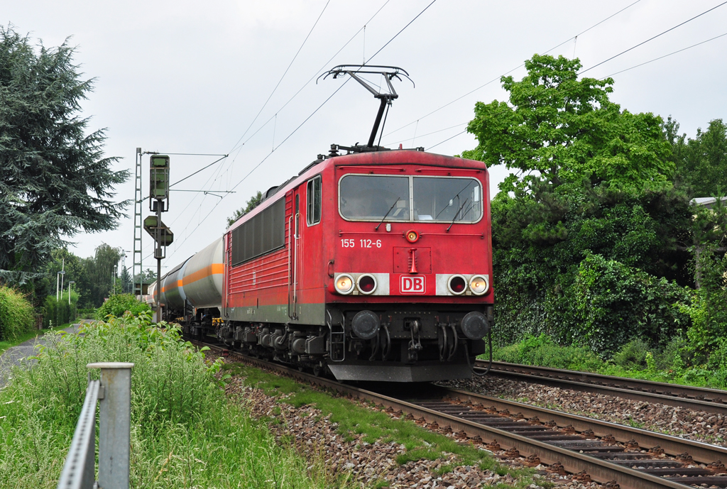 155 112-6 mit Kesselwagen durch Bonn-Beuel 26.07.2011