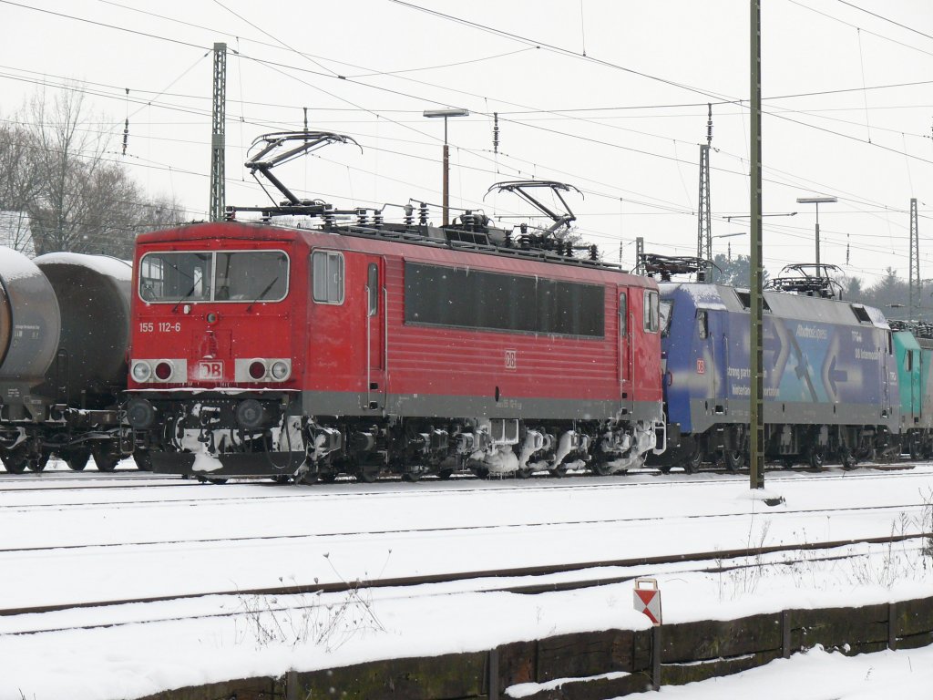 155 112-6 war am Sonntag in Aachen-West geparkt. Direkt dahinter stand der Albatros, der leider von einem Gterzug verdeckt war. Aufgenommen am 10/01/2010.