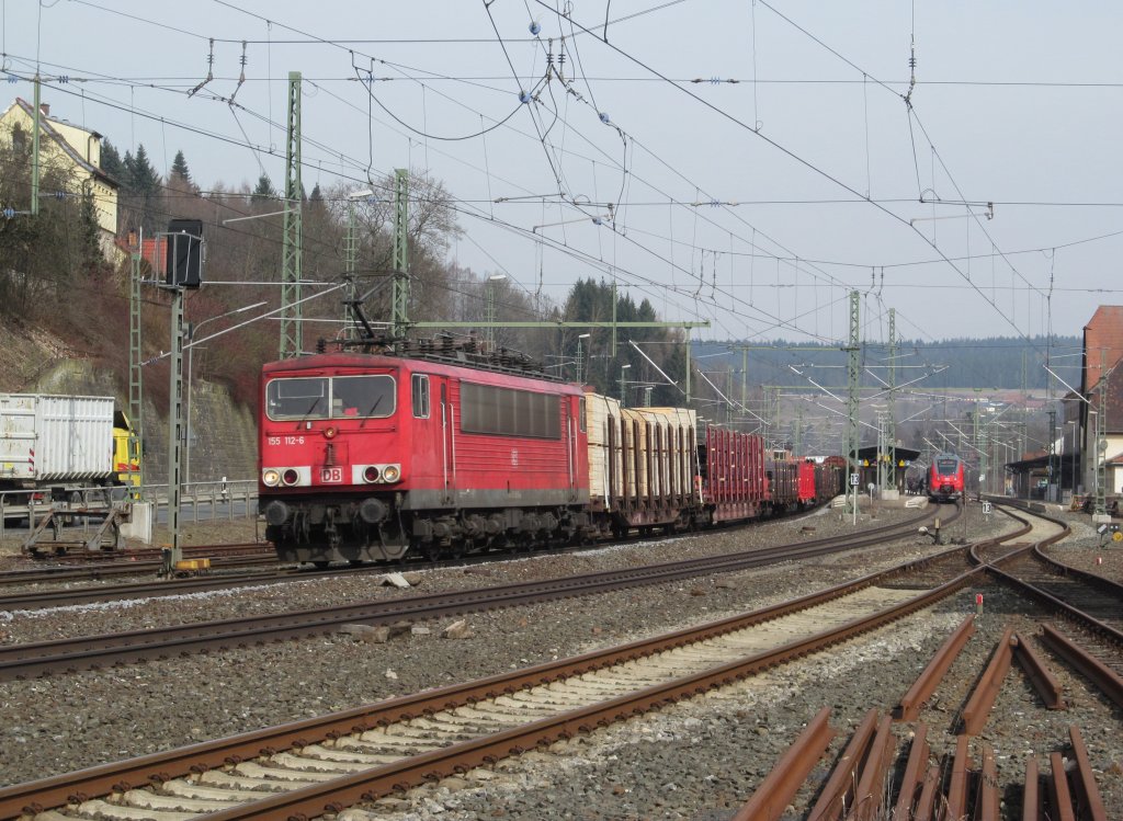 155 112-6 zieht am 26. Mrz 2013 einen gemischten Gterzug durch Kronach in Richtung Lichtenfels.