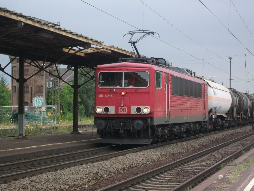 155 112 durchfuhr am 28.7.10 mit Kesselwagenzug Leipzig-Leutzsch ud bog dann auf den Gterring.