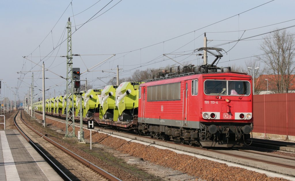 155 113-4 mit Claas Mhdrescherzug am 05.04.2011 in Rathenow