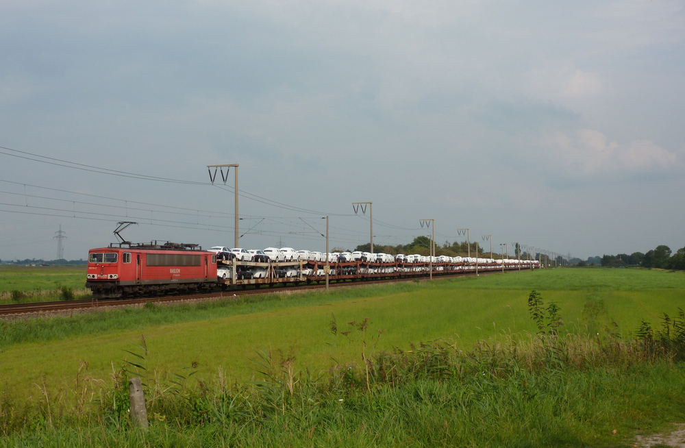 155 114-2 fuhr am 24.08.2012 mit einem Autozug von Osnabrck nach Emden, hier bei Petkum.