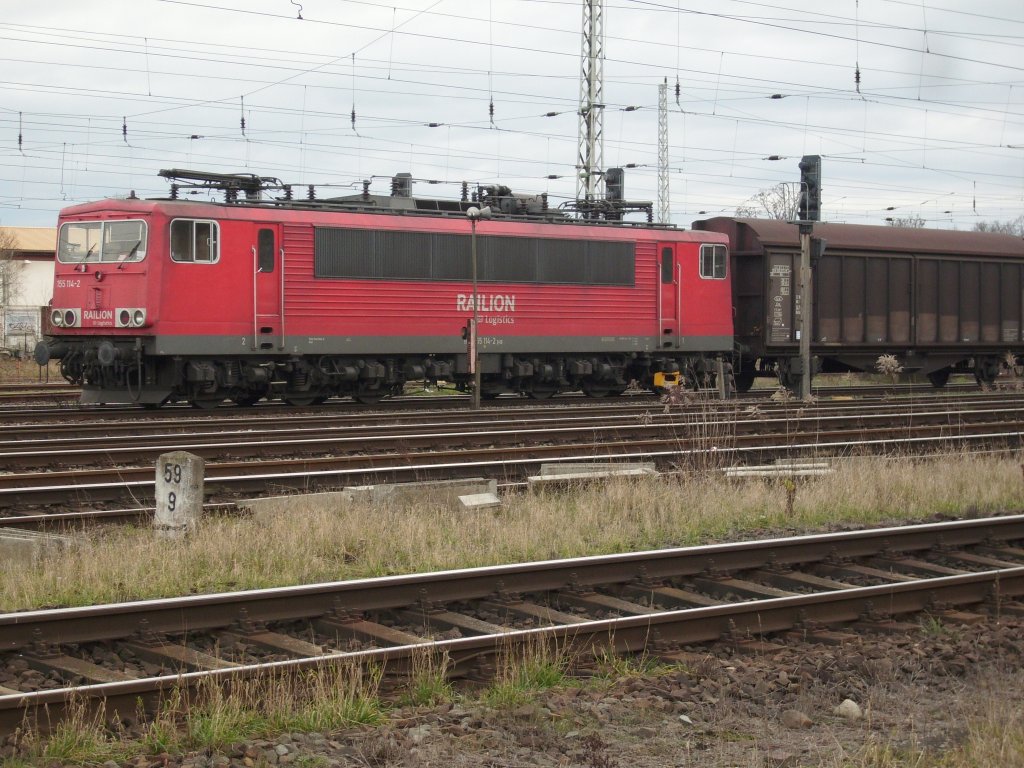 155 114 abgebgelt vor einem Gterzug am 28.November 2009 in Bad Kleinen.