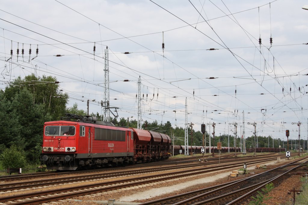 155 115-9 schlngelt sich mit ihrem Ganzzug aus dem Anschlu Koschenberg (Hosena, 15.07.'11)