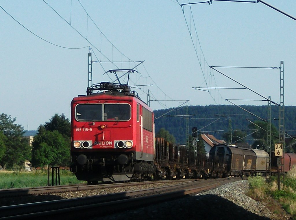155 115 ist am 28.Juni 2011 mit einem Mischer bei Neukenroth Richtung Saalfeld(S) unterwegs.