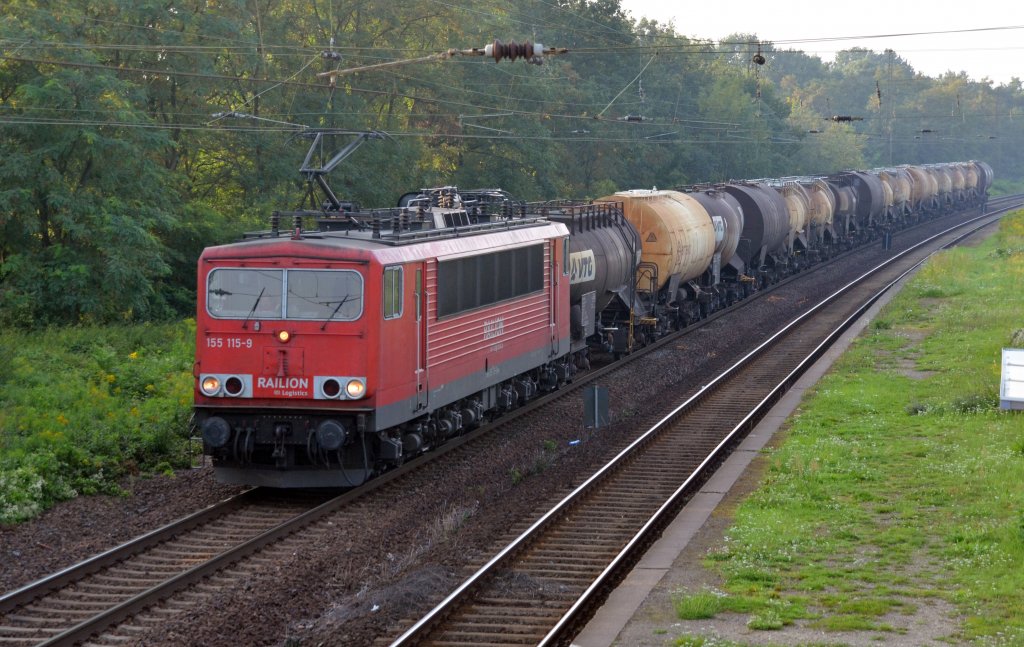 155 115 zog am 01.09.11 einen kurzen Kesselwagenzug durch Schkopau Richtung Halle(S).