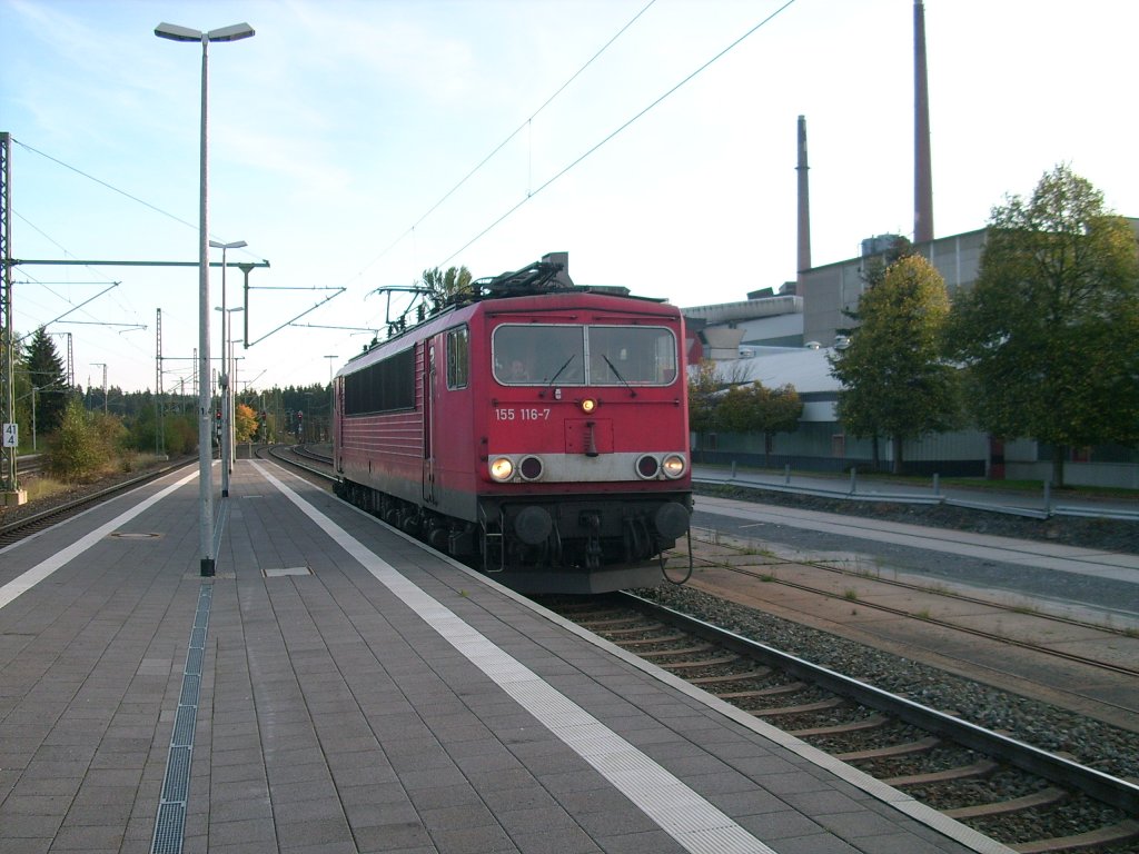155 116-7 der DB fhrt am 14.10.2011 mit Schrittgeschwindigkeit durch den Bahnhof Steinbach am Wald. Nachdem sie einen schweren Gterzug ber die Frankenwaldrampe schob wird sie in Krze weiter nach Probstzella fahren. 