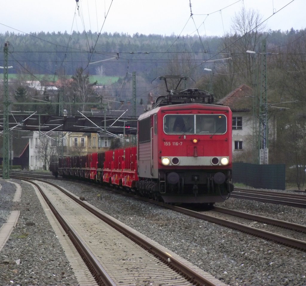 155 116-7 zieht am 12. April 2012 einen kurzen Stahlzug durch Kronach.