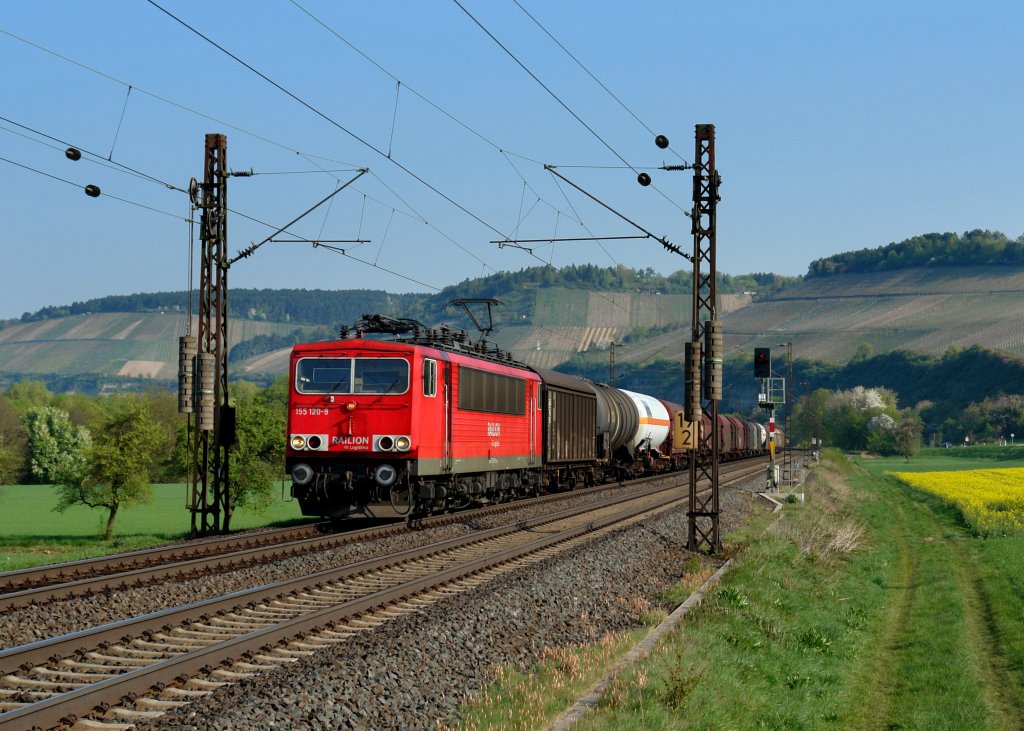 155 120 mit einem Gterzug am 19.04.2011 bei Himmelstadt.