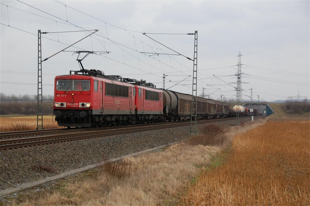 155 121-7 und eine leider unerkannte Schwesterlok beschleunigen hier bei PB-Elsen mit EZ 52242 auf dem Weg von Paderborn nach Hagen-Vorhalle, 09.03.2012.