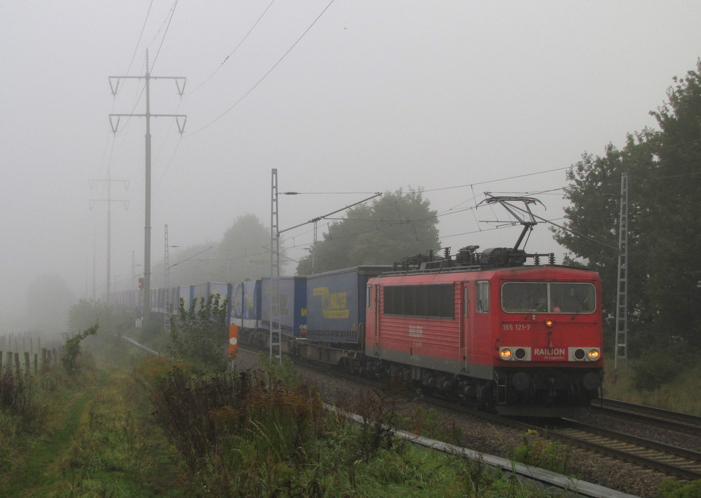 155 121-7 mit einem  LKW-Walther  Transport kommt hier an Diedersdorf vorbei, in Richtung Sch�nefeld fahrend. 11.10.2010