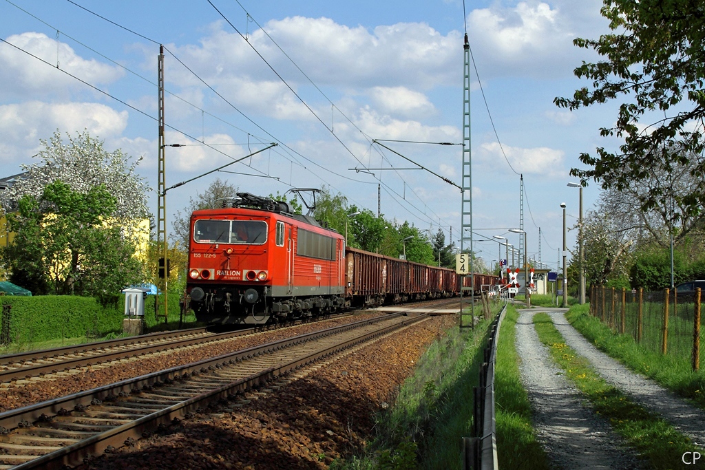 155 122-5 durchfhrt mit einem Metallschrott-Zug Dresden-Stetzsch. (30.4.2010)