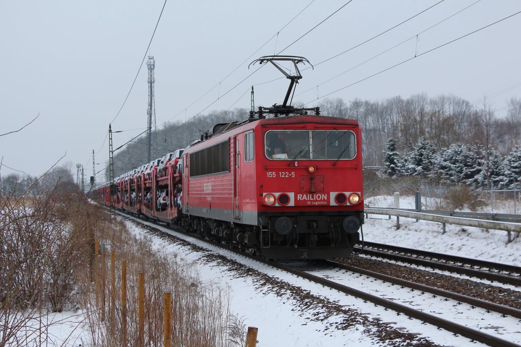 155 122-5 hat den Gbf Dresden-Friedrichstadt hinter sich gelassen und durchfhrt in Krze mit ihrem langen Autozug den Hp Dresden-Stetzsch. Aufgenommen am 14.02.13 .