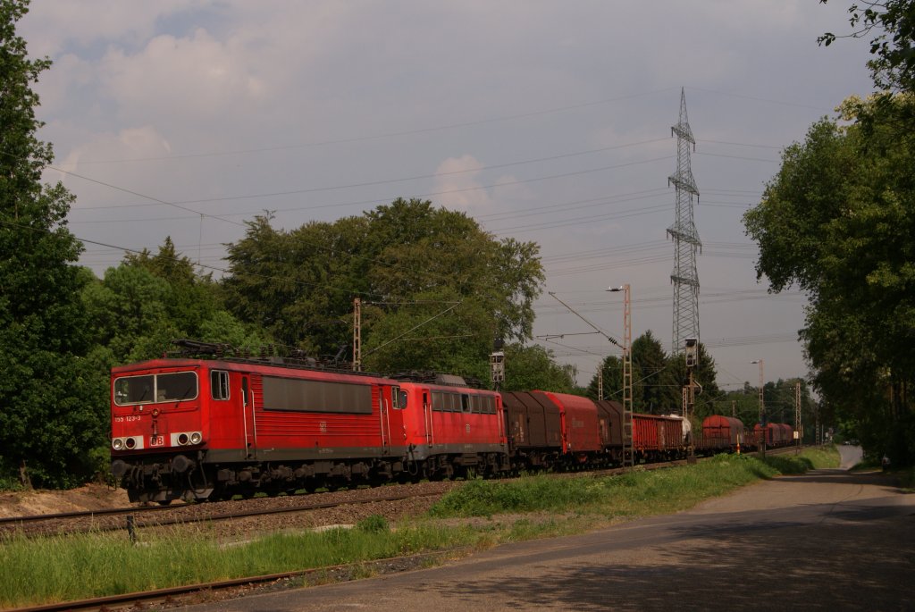 155 123-3 + 140 401-1 mit dem 52071 (Wanne-Eickel - Kln-Gremberg) in Solingen-Ohligs am 10.05.2011