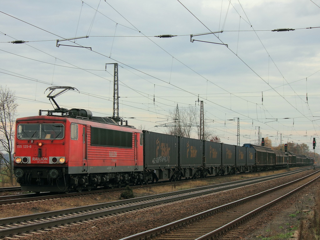 155 125-8 am 10. November 2012  im Bereich des Bahnhofs Saarmund mit einem gemischten G�terzug. 
