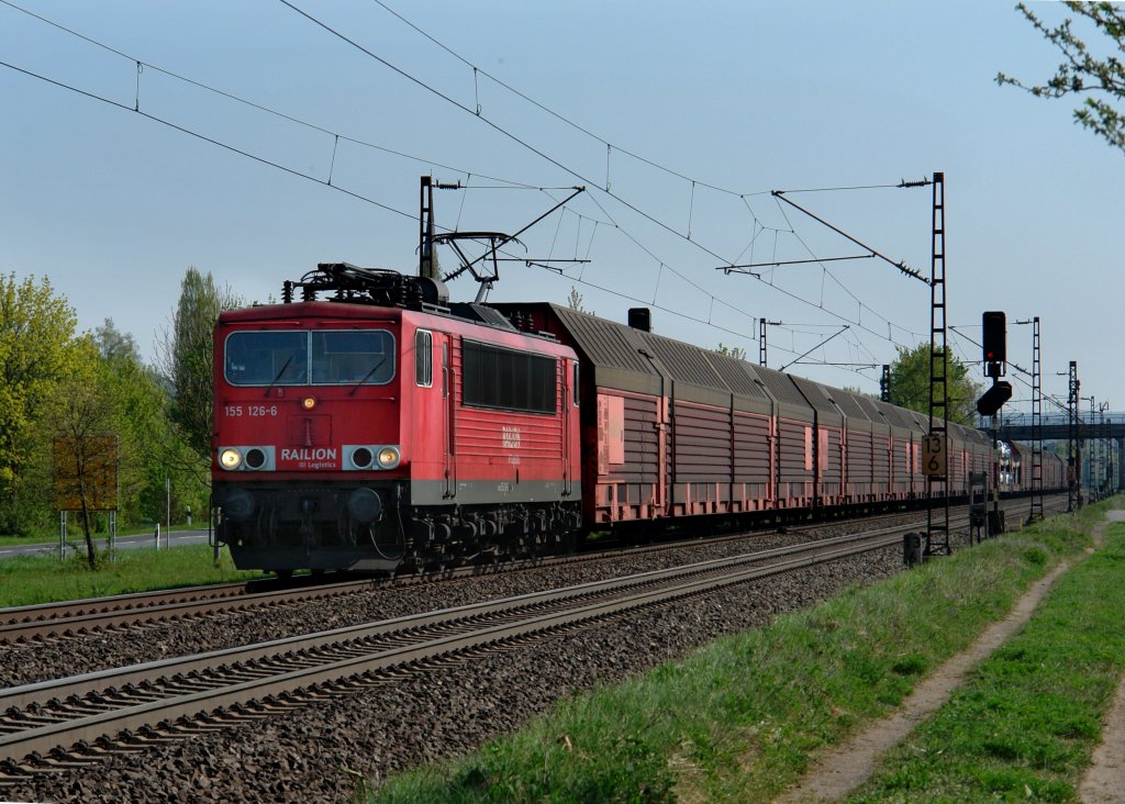 155 126 mit einem Merzedes-Zug am 19.04.2011 unterwegs bei Th�ngersheim.