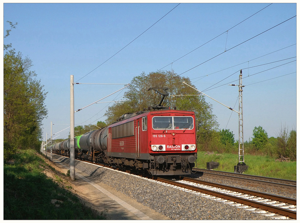 155 126 mit Kesselwagenzug von Stendell vor Elsterwerda, 2011