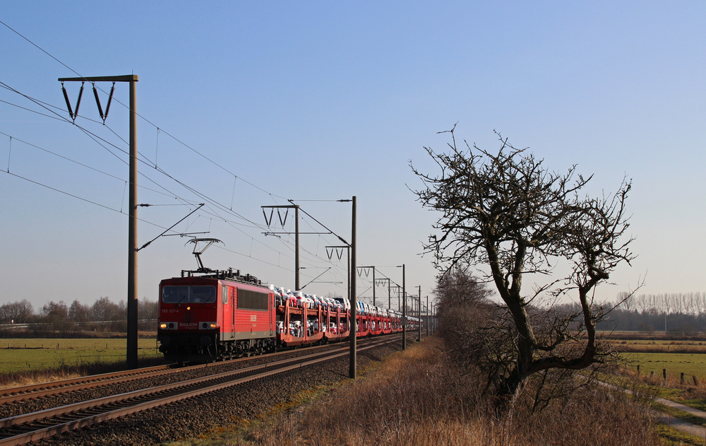 155 127-4 fuhr am 05.03.2013 mit einem Autozug von Osnabrck nach Emden, hier bei Veenhusen.