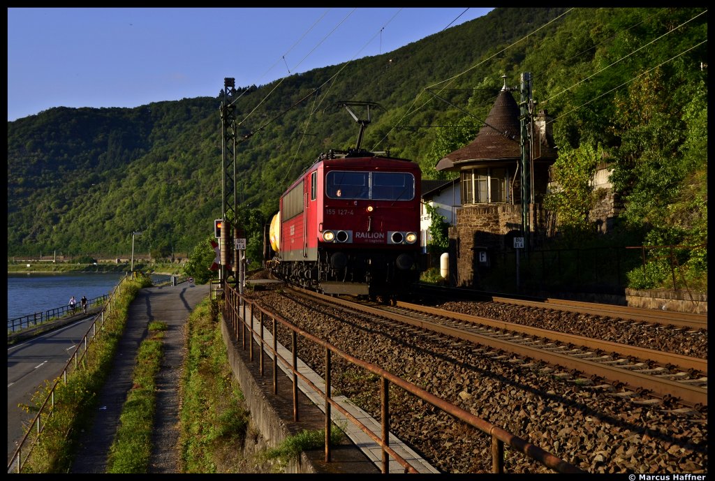 155 127-4 mit einem (Gefahrgut-?)Gterzug bei Kaub auf der rechten Rheinstrecke am 12. August 2012.