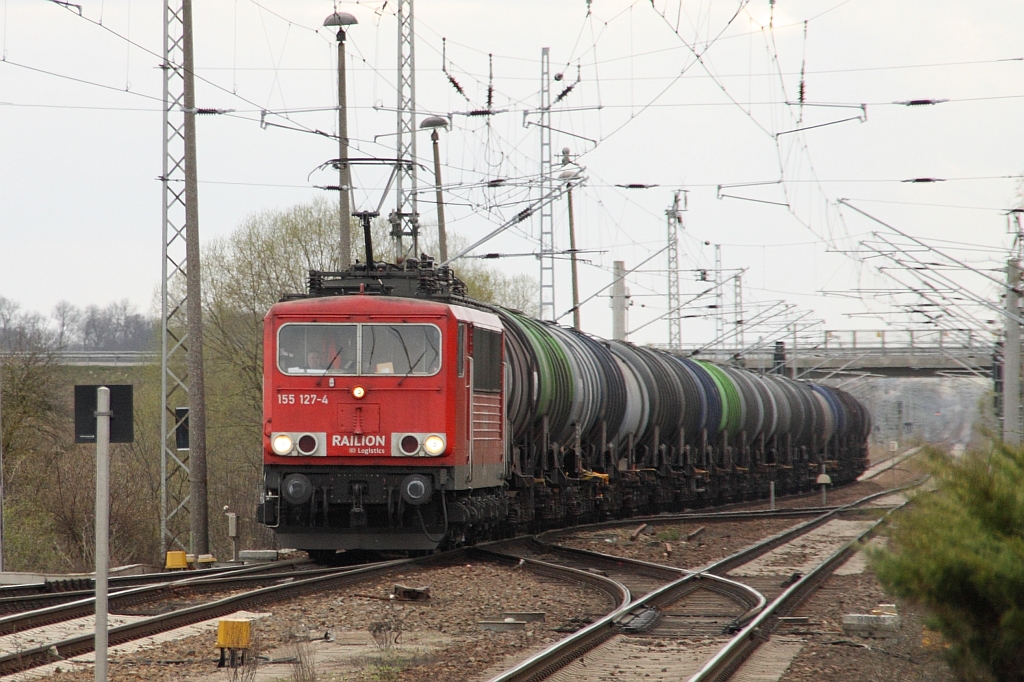 155 127 fhrt am 09.04.2010 mit einem Kesselwagenzug in Passow ein