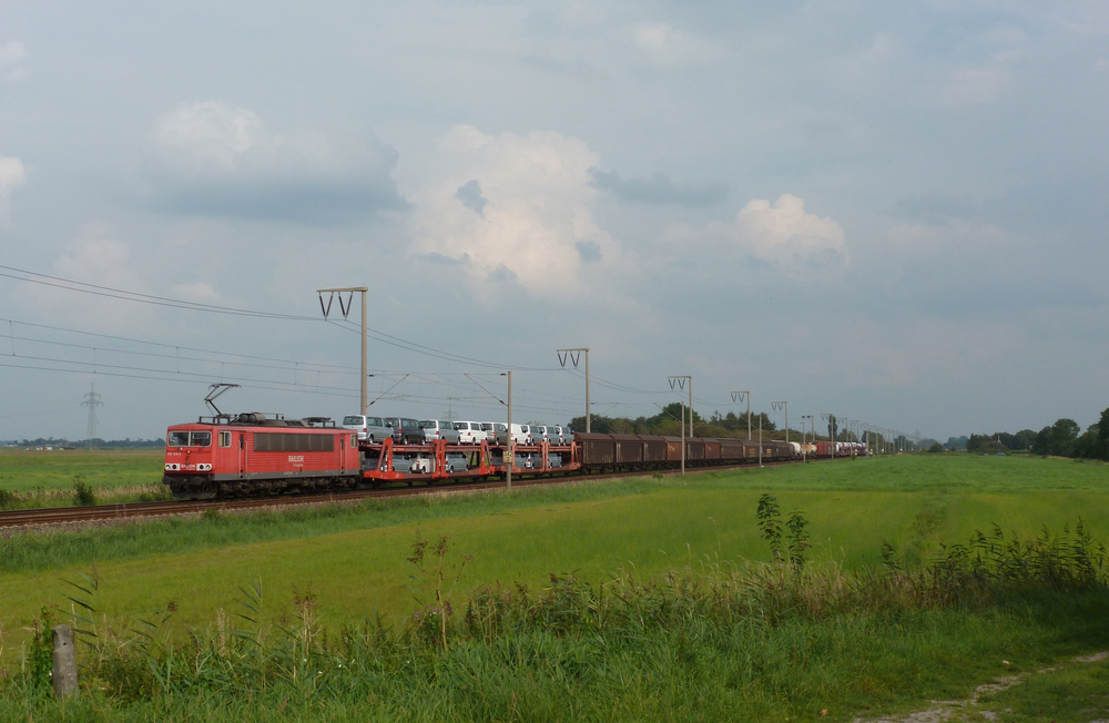 155 128-2 fuhr am 24.08.2012 mit einem gemischten Gterzug von Osnabrck nach Emden, hier bei Petkum.
