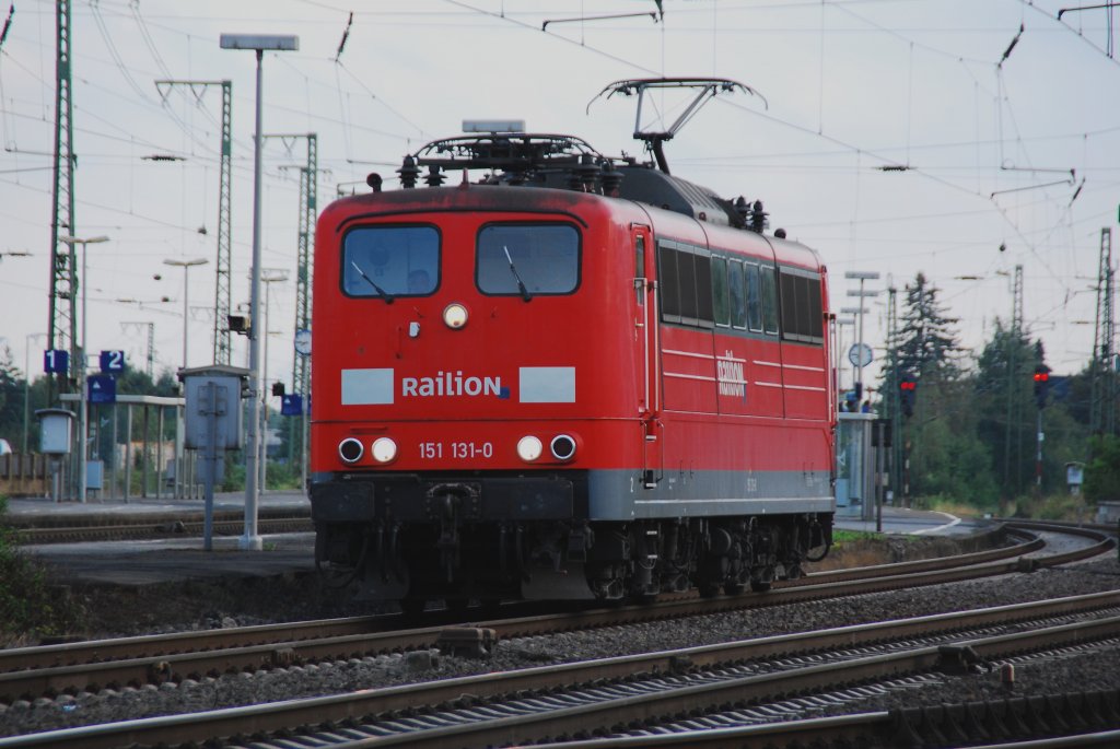 155 131-0 wartet nach der Einfahrt in den Brackweder Bahnhof auf die Weiterfahrt in den Gterbereich, um einen Gterzug zu bernehmen. Am Abend des 23.07.2009.
