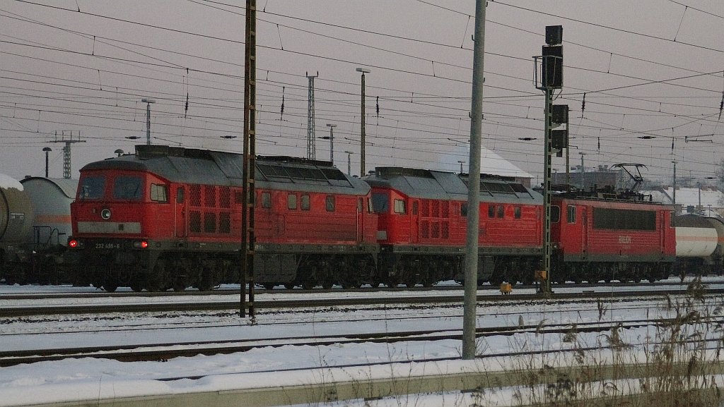 155 131-6 fhrt am 26.01.2010 mit 232 240-2 und 232 498-6 durch Angermnde