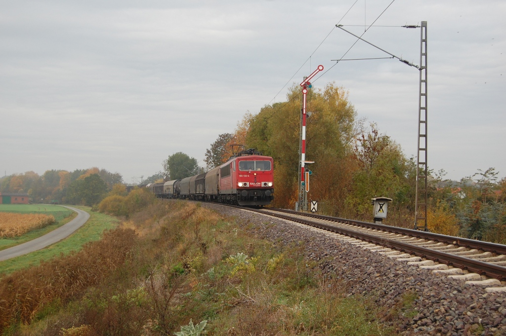 155 132-4 mit einem gemischten Gterzug am 29.10.2011 kurz hinter dem Bahnhof Heimsen. Ich stand nicht im Gleisbereich, sondern in sicherer Position am Hang