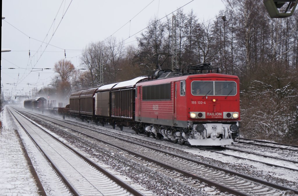 155 132-4 mit weien Ltzchen und gemischten Gterwagen am Haken fuhr am 09.01.2010 durch den S-Bahnhof Dedensen/Gmmer.