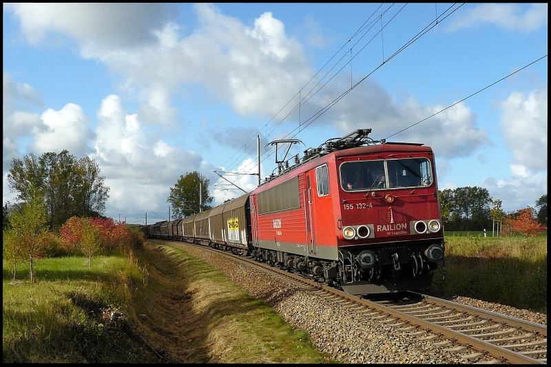 155 132-4 passiert mit FE 45506 von Rostock-Seehafen nach Malm Godsbangard am 17.10.2008 die herbstlich gefrbte Kummerower Kurve.