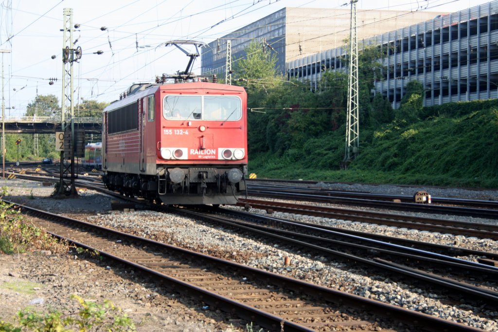 155 132-4 von  Railion rangiert in Aachen-West bei Sommerwetter.
1.8.2011