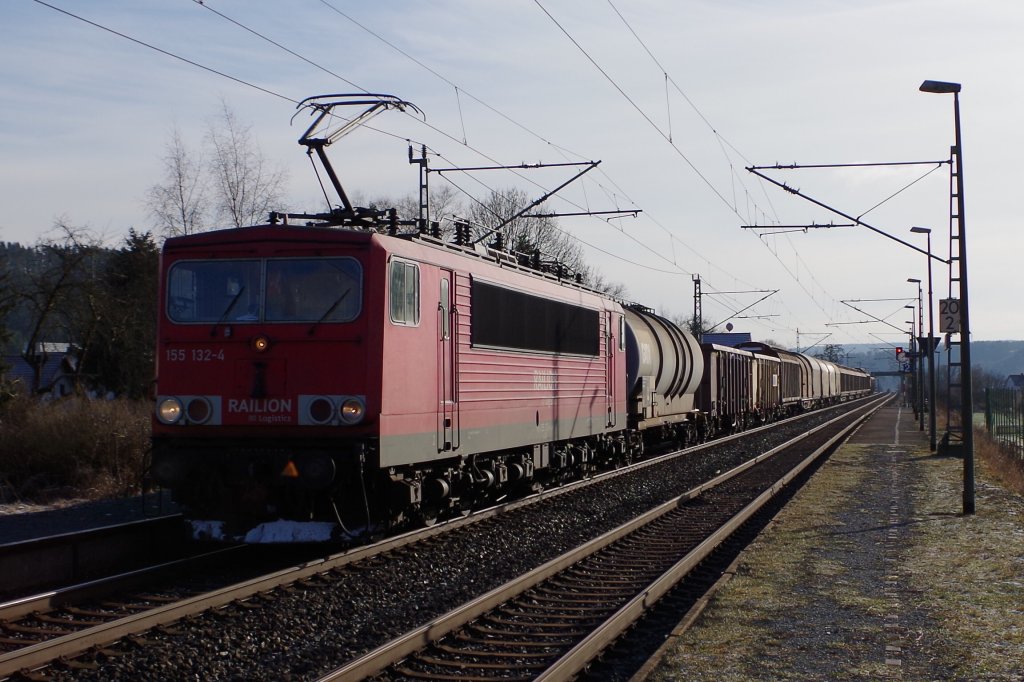 155 132 mit gemischten Gterzug am 13.01.2013 in Gundelsdorf. 