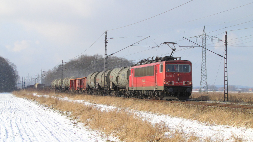 155 133-2 von DB Schenker kommt hier in Ahrensdorf mit einem gemischten Gterzug durchgefahren. Es ging weiter in Richtung Schnefeld. 03.02.2012