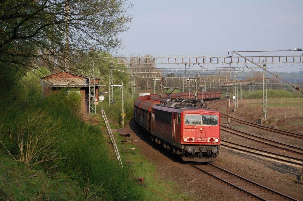 155 133-2 fhrt am Abend des 21.04.2011 mit einem leeren Kohlezug dem Sonnenuntergang entgegen, Langeland Bbf.