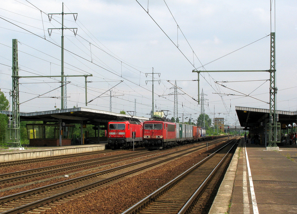 155 134-0 kommt bei schnem Wetter am 02.08. in Schnefeld an um nach einem kurzen Personalwechsel wieder gen Genshagener Heide zu fahren.
