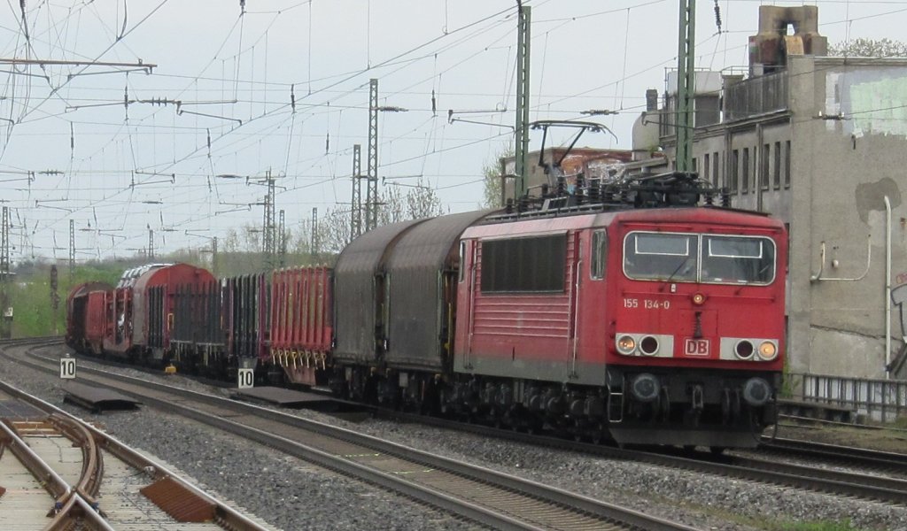 155 134-0 zieht am 30.04.2013 einen gemischten Gterzug in Richtung Hamm und erreicht soeben Ahlen (Westf).