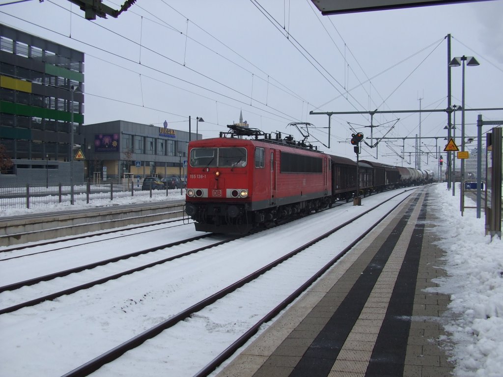 155 138-1 mit einem Gterzug durch Bielefeld. Aufgenommen am 07.12.2010.